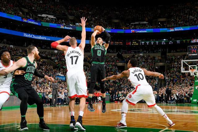 NBA季后赛黑马频现，青年军逆袭掀翻卫冕冠军